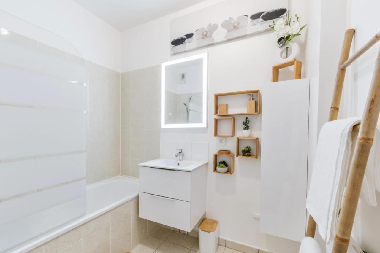 Appartement Des Reves Bleus - Welkeys Монтеврен Екстериор снимка
